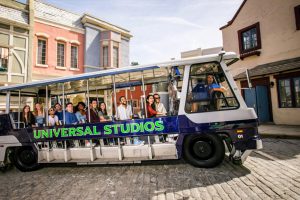 Universal Studios Hollywood lança os primeiros quatro bondes elétricos em sua frota de 21 veículos do Studio Tour